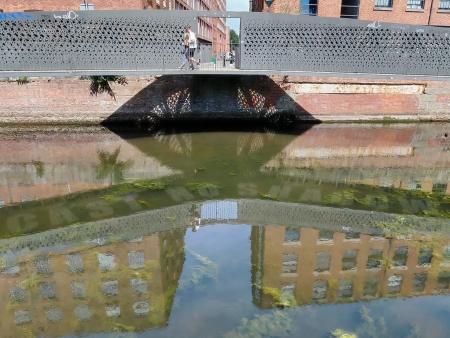 [ Cast no shadow bridge ]