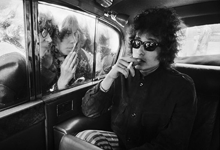 [ Bob Dylan, Fans Looking in Limousine, London, 1966 ]