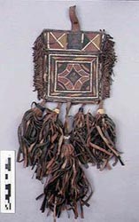 [ Torbica, koža, Tuareg, rano 20. st., Hoggarregija, Sahara, Sjeverna Afrika, pronađena 1926. ]